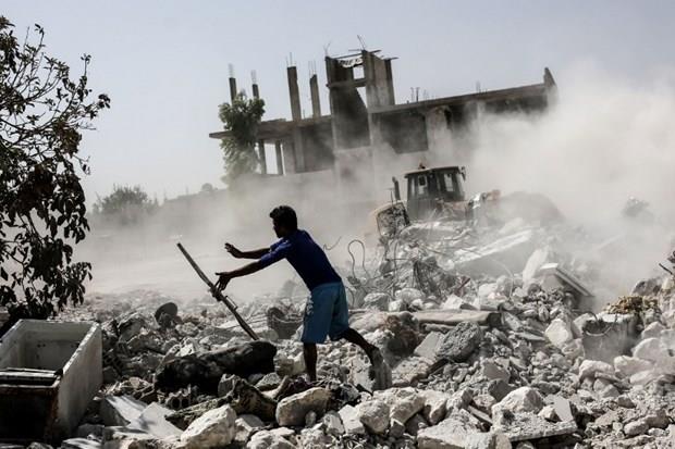 3- Suriyeli Krtler ve Esad rejimi  <p>Suriye'deki Esad rejimi de, Suriyeli Krtlerin kuzeyde oluturduu koridordan tedirgin. Esad rejimi imdiye kadar zaman zaman Krtleri silah vererek destekledi. Ancak Krtlerin otonomi ilanyla birlikte taraflar arasndaki ilikiler gerildi. Suriyeli Krtler ile Esad rejimi son olarak Haseke'de kar karya gelmi ve atmalar atekesle sonulanmt.