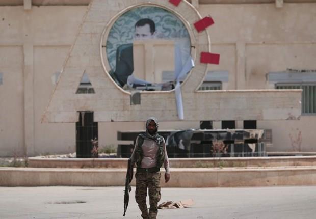 4- ABD ile Esad'n sava  <p>ABD Bakan Barack Obama, 5 yldr devam eden i savaa mdahale etmemek iin direniyor. Ancak ABD, ID'e kar savata Suriyeli muhalifleri silahlandryor ve silah veriyor. Baz blgelerin ID'den temizlenmesiyle ABD destekli muhaliflerle Esad rejiminin kar karya gelecei ve ABD'nin de dorudan savaa dahil olabilecei konuuluyor.