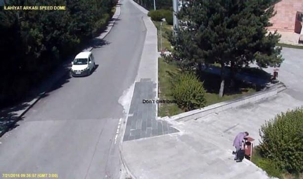 te yandan Prof.Dr. Halil brahim Tan'n 21 Temmuz gn delilleri yok etme grntleri ise gvenlik kameras grntleri tarafndan saniye saniye kaydedildi. Saat 07.00 sralarnda faklteye gelen ve iki kez girip kan Prof. Dr. Tan'n ilkinde bilgisayar kasasn, ikincisinde de antasn otomobiline brakmas yer alyor.