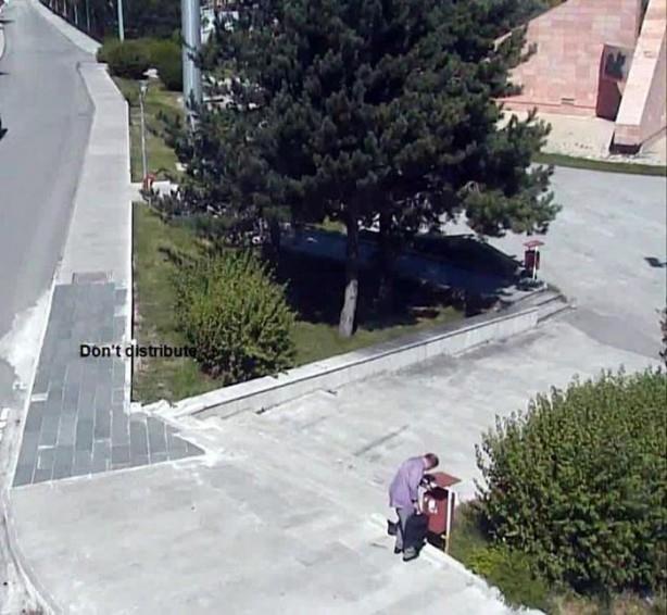 Otomobiliyle niversite yerlekesinde bir sre gittii ve daha sonra lojmanlara geldii grntlere yansyan Prof. Dr. Tan'n, 07.23'de park ettii aracndan ald bilgisayar kasasn evine gtrmesi de kameralar tarafndan byle kaydedildi.