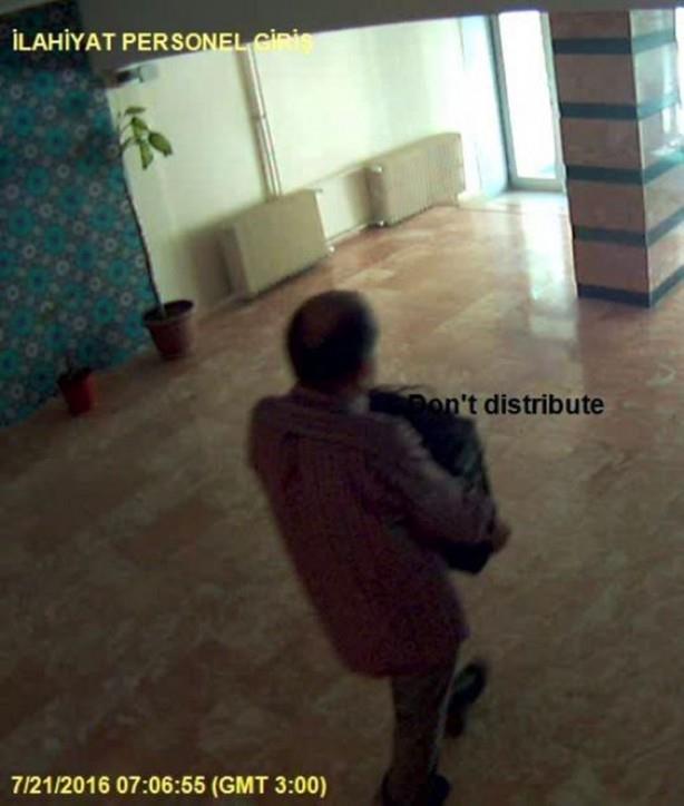 Tutuklanmadan nce Tan'n fakltedeki alma odasnda yaplan aramada, bilgisayar kasasnn yerinde olmad belirlendi. niversiteye ait gvenlik kameras kaytlarn inceleyen polis ekipleri, Prof. Dr. Halil brahim Tan'n odasndaki bilgisayar kasasn alarak evine gtrdn ve flash bellekleri de pe attn tespit etti. Bunun zerine Tan'n niversite lojmanlarndaki evine giden ekipler, i yerinden gtrd bilgisayar kasasna ulat. Ekipler, ayn blgedeki p kutusunda da 3 flash bellek ele geirdi.