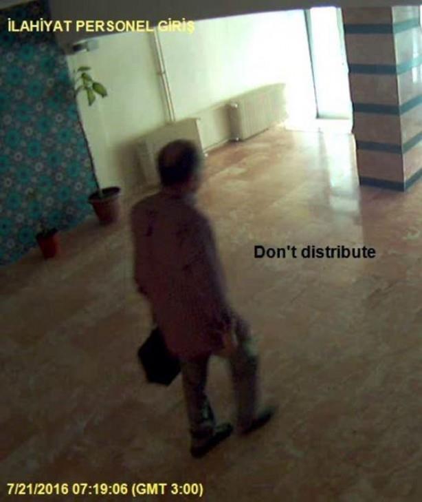 Erzurum'da Fetullah Terr rgt/Paralel Devlet Yaplanmas soruturmas kapsamnda tutuklanan Atatrk niversitesi lahiyat Fakltesi Arap Dili ve Belagati Anabilim Dal retim yesi Prof. Dr. Halil brahim Tan'n, gzaltna alnmadan nce delilleri niversite kampsndeki p kutusuna att grntler ortaya kt.