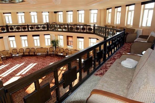 Kolejin kuzey cephesindeki binay kontrol edilen polis, zel anahtarla kilitlenmi kapdan girilen ve 5 ile 6. katlarn birletirilmesiyle oluturulmu zel bir blm tespit etti.