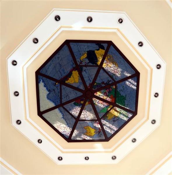 Sz konusu blmdeki incelemede, rgt tarafndan adeta "kozmik oda" olarak kullanlan, nnde bekleme alan olan ve zel localarn yer ald iki katl oval bir salona ulald.