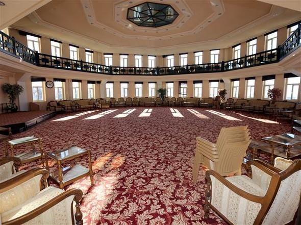 Ayn katta restorann iinden girilen blmde de birbiriyle balantl eklinde tasarlanm, ilerinde mutfak, banyo ve bekleme ksmlarnn olduu zel olarak hazrlanm sit odalar ortaya karld.