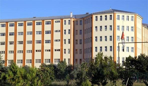 erisinde koltuklar ile kk bir sahne bulunan ve rgtn "himmet" toplantlarnn yapld anlalan salonun tavannda ise iinde dnya haritasnn olduu sekizgen ekil yer alyor.