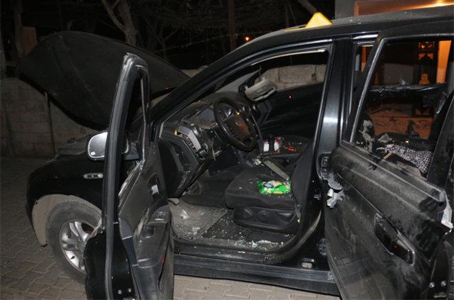 <p><b>BATMAN - MERKEZ</b></p>    <p>Hilal Mahallesi 3716 sokak zerinde park halinde bulunan 34 UU 4597 plakal Ssangyong marka aracn rgt mensuplarnca patlatlmas sonucu yan kabini paralanmt. Ara ierisinde yaplan incelemede 1 adet patlam anti tank roket bal, 1 adet patlamam roket bal, Batman Belediyesine ait tat grev emri formu ele geirilmiti.</p>