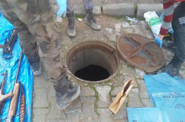 <p><b>SLOP LESNDE 10 OCAK TARHNDE LOGAR KAPAININ ALTINDA ELE GERLEN </b></p>  <p><b>MHMMAT VE SLAHLAR</b></p>  <p>  - 24 adet kalanikof silah,</p>  <p>- 5 adet anti personel roket bal, 6 adet roketatar silah,</p>  <p>- 100 adet arjr,</p>  <p>- 22 adet anti tank roketatar,</p>