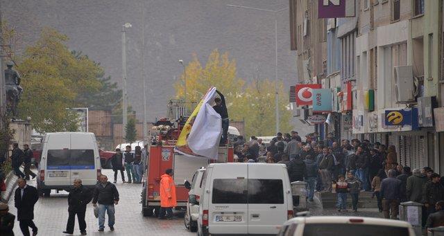 <p><b>HAKKAR - MERKEZ</b></p>    <p>Hakkari'de Bulvar Caddesi Belediye n ve cadde zerinde HDP (Halklarn Demokratik Partisi) koordinesinde yaklak 1500-1600 kiinin katlmyla Kobani'ye destek ad altnda dzenlenen miting ve yry esnasnda, belediye kars Denizbank nne gelen Hakkari Belediyesi'ne ait 30 AF 535 plakal itfaiye aracnn vin ksmnda bulunan iki ahs tarafndan PKK/KCK terr rgt eleba Abdullah calan ve YPG mensubu rgt mensuplarnn resimlerinin bulunduu iki adet pankart aslmt.</p>