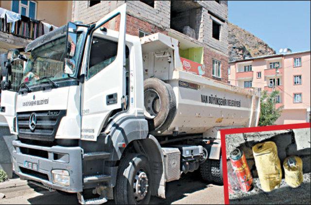 <p><b>VAN YAKALANAN PATLAYICI</b></p>  <p>  atak ile merkezinde yaplan yol uygulamasnda atak Belediyesine ait kamyon ierisinde yaplan aramada 100 kg. gbre, 26 adet ateleyici fitil ve 20 adet byk pil ele geirilmi, arata bulunan 2 belediye alan yakalanarak gzaltna alnmt.</p>