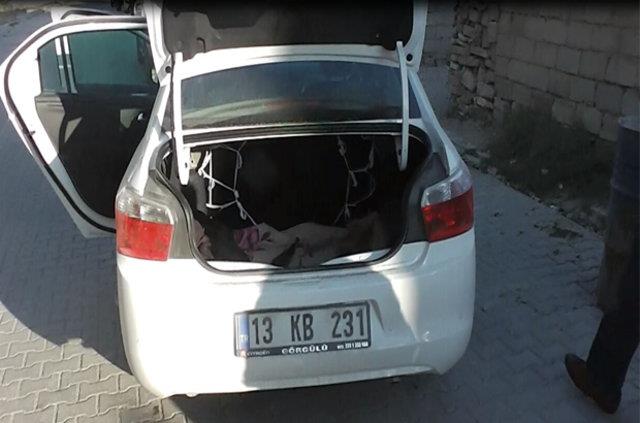 <p><b>VAN - MERKEZ</b></p>    <p>Ekipler rutin ring grevini ifa ettikleri esnada durumundan phelenilen 13 KB 231 plakal Citroen marka arac durdurmu, bu esnada aratan bir ahs kam, ara ierisinde bulunan 2 ahs ise yakalanarak gzaltna alnmt. Arata yaplan aramalarda; 3 adet kalenikof silah ve 1 adet tabanca ele geirilmiti. Arala ilgili yaplan aratrmalarda, ruhsat sahibinin Fehmi AYDIN olduu, aracn sa Akar Tamaclk isimli irket araclyla 24.08.2015 gn Van Bykehir Belediyesine kiraland tespit edilmiti.</p>