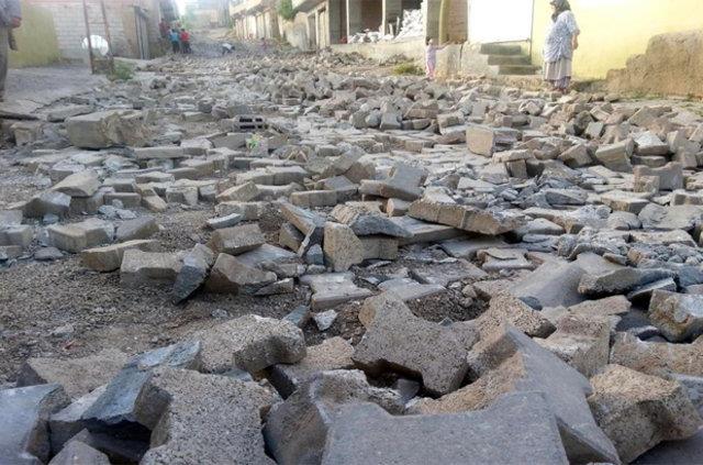 <p><b>MARDN - MERKEZ</b></p>    <p>155 polis imdat hattna &#8220;Zeynelabidin Mahallesinde Belediye alanlar terristlere parke talarn skp duvar rmede yardm ediyorlar. Bu gn sabah saatlerde plakasn alamadm belediye alanlarna ait bir ara Ik nder&#8217;e akl dkt. Biz mahalle sakinleri olarak bunlardan ok rahatszz oluyoruz artk&#8221; eklinde ihbarda bulunulmutu. Konu ile ilgili yaplan almalar neticesinde, Marsu-Mardin Su ve Kanalizasyon daresi Genel Mdrlne ait olduu tespit edilen 47 AL 764 plakal BMC marka kamyonun nder Caddesi zerine ekip aralarnn geilerini engelleyecek ekilde akl dkt ve kamyonun Petek Sokak zerinden bo olarak kt tespit edilmiti. Olay ile ilgili olarak 3 ahs gzaltna alnm olup sevk edildikleri adli makamlarca serbest braklmlard.</p>