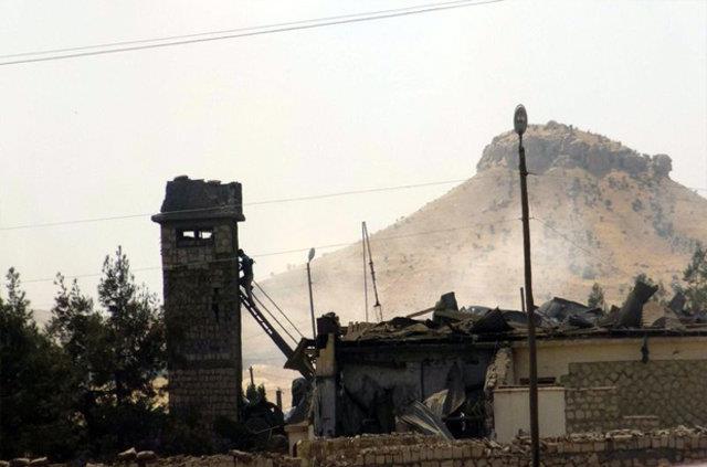 <p><b>MARDN- ARTUKLU BOMBALI ARA SALDIRISI</b></p>    <p>Artuklu ilesine bal Cevizlik Jandarma Karakol Komutanlna ynelik bombal arala saldr dzenlenmiti. 20 kii olduu deerlendirilen terrist grup tarafndan ayrca silahl saldr gerekletirilmiti. Saldrda Mazda belediyesine ait 47 AS 012 plakal kamyon kullanlmt. Saldrda Astsubay Adem ALGIN, jandarma er Orkun ALPASLAN ehit olmu, 1 vatanda hayatn kaybetmitir. 2&#8217;si ar 23 askeri personel, 1 korucu ve 14 vatanda olmak zere toplam 38 kii yaralanmt.</p>