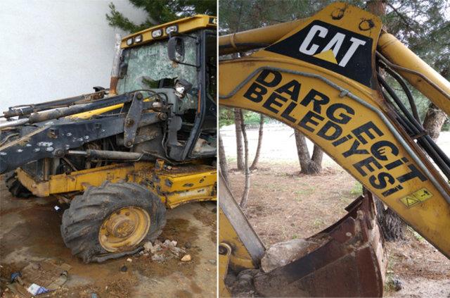 <p>Dargeit ilesinde 10-12 Ekim 2015 tarihleri arasnda meydana gelen barikat, hendek ve silahl terr eylemleri esnasnda Dargeit Belediyesine ait kepe hendek kazma ve barikat kurma amacyla kullanlmt.</p>