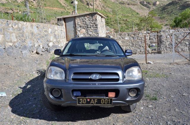 <p><b>HAKKAR - UKURCA</b></p>  <p>  01.05.2014 gn BDP (Bar ve Demokrasi Partisi) Hakkari l rgt organizesinde, Meskan Tepede yaplacak olan kalekol inaatn protesto etmek amacyla yaplacak eylem etkinliklerle ilgili olarak alnan tedbirler kapsamnda Depin Polis Kontrol Noktasnda yaplan rutin uygulama esnasnda il merkezinden ukurca istikametine giden Hakkari Belediyesine ait 30 AF 001 plakal Hyundai Santa FE marka arata yaplan aramalarda;</p>  <p>16 Kutu torpil olarak tabir edilen patlayc malzeme  15 Adet akmak gaz tp,  ok sayda cam bilye ve ivi,  7 Adet bant,  14 Adet kutu kola,  84 Adet molotof yapmnda kullanlan bo ie,  2 Bidon benzin,  2 Adet torpil tfek rampas,  4 Adet kalkan olarak kullanlan metal levha,  10 Adet sapan ele geirilmiti.</p>