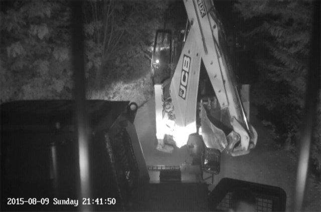 <p><b>VAN - MERKEZ</b></p>  <p></p>  <p>l merkezinde rgte mzahir gruplarca gerekletirilen iddet ierikli kanunsuz gsteriler esnasnda Dou Caddesinde bir kepe ile hendek kazldnn grlmesi zerine yaplan mdahale sonucu, kepeye el konularak srcs yakalanmt.</p>    <p>Ayrca olaylardan sonra hastaneye yaral olarak 2 ya kk ahs yakalanarak gzaltna alnmt.</p>