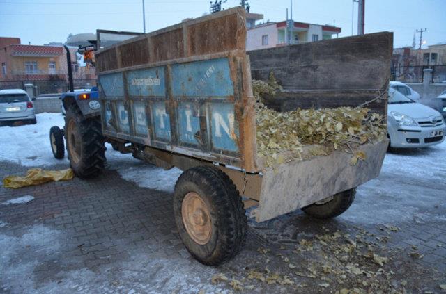 <p><b>MARDN - DARGET</b></p>    <p>Dargeit Belediyesine ait bir traktrn alnd ynnde yaplan ihbar dorultusunda yrtlen almalar kapsamnda, Safa Mahallesi Kilise sokak zerinde bahse konu traktr zerinde bulunan 3 kii ile birlikte ele geirildi. Olayla ilgili 3 ahs gzaltna alnarak, sevk edildikleri adli makamlarca tutuklandlar. Traktrde ve rmorkunda yaplan aramada ise; 7 adet roketatar, 2 adet bixi, 5 adet kalanikof, 1 adet kanas, 1 adet  zagros silah, 1 adet mp5, 7 adet el bombas, 24 adet anti tank roket mermisi, 19 adet RPG sevk fiei, 2 adet telsiz  ve 2 adet hcum yelei, Ele geen silahlara ait 29 adet arjr, 8 adet srt antas ve ok sayda fiek ele geirilmiti.</p>