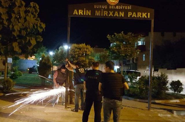 <p><b>ANLIURFA - SURU</b></p>    <p>Terr rgtnn propagandas amacyla rgt ierisinde len rgt mensuplarnn isimlerinin Suru ile merkezinde bulunan park ve bahelere verildiinin renilmesi zerine yaplan almalarda; PKK/KCK terr rgtnn Suriye uzants YPG/YPJ ierisinde faaliyet yrtrken intihar eylemi yapan ARN MRKAN Dilar GENCXEM isimli terristin isminin Suru ile merkezi Yldrm Mahallesinde bulunan parka verildii, parkn evre dzenlemesinin Suru Belediyesince yapld, Belediyenin internet sitesinde parkn alyla ilgili resimlerin yaynland, parkn giriindeki bulunan tabelada Suru Belediyesi ibaresinin yazl olduu tespit edilmiti.</p>