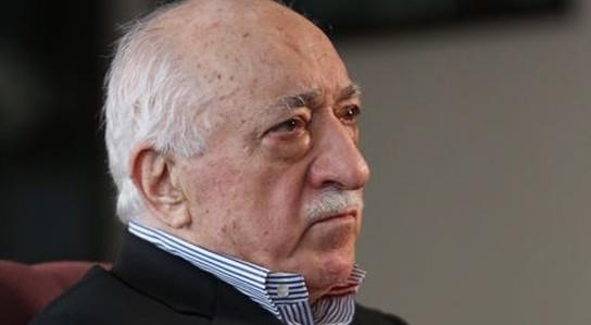 "Cumhurbakanl seiminden sonra da cemaatin ileri gelenleri zlmeyi durdurmak iin bu kez de HSYK seimlerinde cemaat mensubu hakim ve savclarn greve geleceini, hkmeti hukuk ynnden sktrp cemaat zerindeki basky bitirecei algsn yaymaya baladlar. HSYK seimlerinde de hkmetin destekledii adaylar seimi kazannca cemaat ierisindeki kopma daha da hzland. Durum iinden klmaz bir hal almaya balamt. Bu olaylar yaanrken ben hala dernekte alyordum. Seimden ksa sre sonra dernee gelen kii, Fetullah Glen'e ait tm kitaplar toplad.