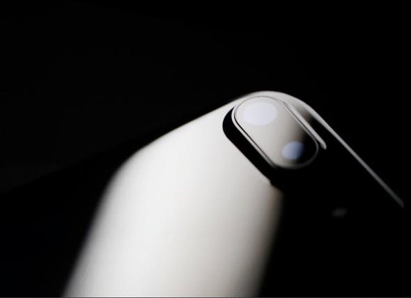 Gncelleme zellikle dijital asistan Siri&#8217;ye kazandrd yeniliklerle dikkat ekiyor. Siri ile grsel aramas yaplabiliyor, sesli mesajlarn yazl metni oluturulabiliyor, hatta ksa mesaj yazdrlabiliyor.