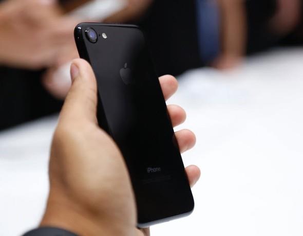 Apple Music de iOS 10 ile birlikte kkl deiimden geen unsurlar arasnda yer alyor. Yenilenen arayzle birlikte uygulama iinde ark szleri de sunulmaya balanyor.