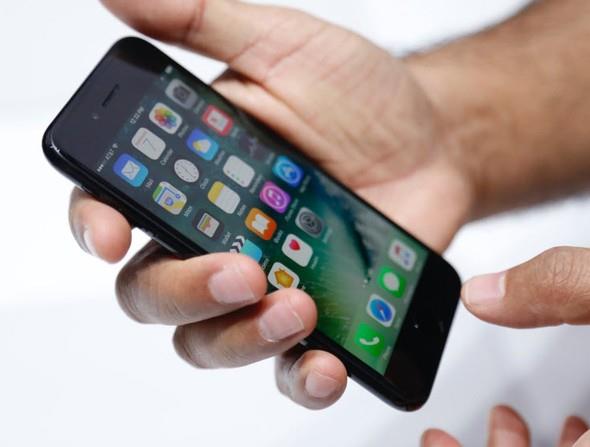 Apple, HomeKit eksenindeki almalarn da Home uygulamasna kaydryor ve uyumlu akll ev cihazlarn kontrol kolaylatryor.