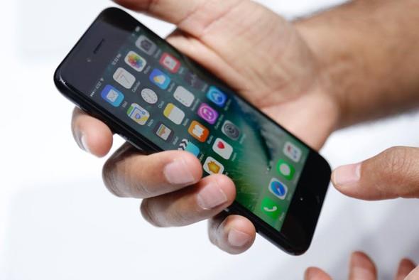 iOS 10 ile yenilenen Harita uygulamasnda ise kullanclara yaknlarndaki restoranlarla ilgili neriler sunulacak, trafik bilgisine eriilebilecek ve otomobilin park edildii nokta gsterilecek.