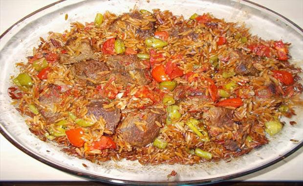 ANKARA TAVASI   Sv ya tencereye alnarak bir tane kuru soan kavrulur. Kk kk doranm etler ilave edilerek rengi dnnceye kadar kavrulmaya devam edilir. Domates ilave edilir ve az miktarda scak su eklenerek ddkl tencere de piirilir. Etler pitikten sonra ayr bir tencerede 2'er yemek ka tereya ve sv ya alarak ehriyelerin rengi dnene kadar kavrulur. Suyu szlen etler ilave edilir, su eklenir. Dilerseniz eklediiniz su miktarnn 3'te birini et suyu kullanabilirsiniz. Son olarak tuz ve karabiberi ekleyerek alt kaynaynca ksk atee alnr ve kapa kapatlarak piirilmeye devam edilir. Suyunu ekip pien ehriyeler ocaktan alnarak kapan altna bir bez konularak demlemeye braklr. Afiyet olsun.