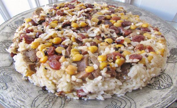 DVR PLAVI  lk olarak pirinci bir kase iine alp zerine tuz ve su ekleyip slatn. Soanlar yemeklik olacak ekilde ince ince kyn ve tencereye alp kuba etleri ve tereyan da ilave edip ocan altn an. Bu esnada ayr bir tavada bademleri kavurup hazrlayn. yice kavrulan etlerin zerine kavrulmu bademi, nohudu ve zm her yerine eit dalacak ekilde srayla yaylr. En ste ayn ekilde her yere gelecek ekilde pirinci yaydktan sonra 1 e 2 orannda su ekleyin. Ksk atete suyunu ekene kadar piirilir. Pilav pitikten sonra ilk youn scakln atnca servis tabana ters evirerek sunuma hazrlanr.