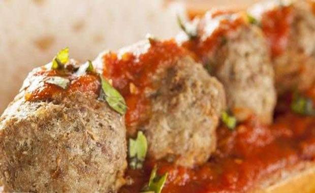 ISLAMA KFTE  Kfte malzemesi ile istediiniz byklklerde kfte hazrlayn. Dier tarafta kemik suyu hazrlayn.ine biraz svya ve rengi krmz olacak ekilde toz krmz biber ve tuz ekleyin. Bayat ekmekleri bu suya batrp bekletmeden aln. Kfteleri ve ekmekleri zgarada piirin. Domates ve biberleri de piirdikten sonra en alta ekmekleri zerine kfteleri ve en stne de domates biberleri koyarak scak servis yapn. Hem bayat ekmekler deerlenmi olacak. Hem de bereketli bir yemek ortaya kacak.