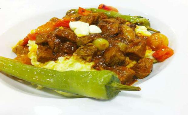 HNKAR BEEND     Kurban kesildikten hemen sonra 'lm katl' denen durumdan dolay kaslarnn kasldn ve sertletiini syleyen Uzman Diyetisyen Yeim gzar, "Bu durumdaki et lezzetsiz olmakta ve sindirimi zorlamaktadr. Bu katln gemesi iin hayvan kesildikten sonra 24 saat buzdolabnda bekletilmeli daha sonra tketilmelidir. Bylece et suyunu eker ve piirilmeye daha uygun hale gelir" eklinde konutu.