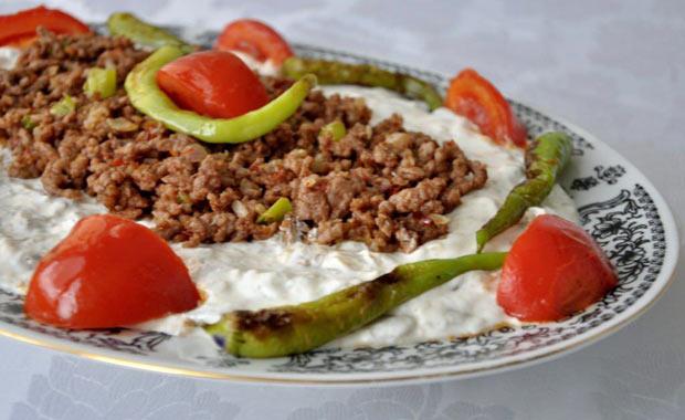 AL NAZK  Kzlenmi patlcann scakken sarmsak, yourt, ve baharatla ezilmesiyle lk bir pre hazrlanr. Kk kuba doranm dana ya da kuzu eti veya kyma yada iyice kavrulur ve prenin zerine eklenir. Servis etmeden nce yemein zerine mutlaka tereya kullanlarak hazrlanm biberli ya gezdirilir.