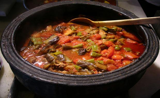 GVE   Btn malzemeler ykanr ve soyulur. Domatesler kabuklar soyulduktan sonra zar eklinde doranr. Patlcanlar alaca soyulur ve boydan drt paraya blnerek biraz iri bir biimde doranr. Sivri biberler halka halka doranr. Soanlar yemeklik bir biimde doranr. Gvecin en altna soan, domatesin yars, ok az tuz, et, sarmsak, patlcan, biber ve domatesin geri kalan koyulur. zerinden sv ya gezdirilir. Bir ay barda kadar salal su yaplr. Gvecin zerine dklr. Toprak gvecin az skca kapatlr. Gvecin tamam dolu ise iki veya iki buuk saat piirilir. Benim yaptm gibi yars dolu ise bir veya bir buuk saat piirin.