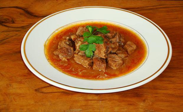 TAS KEBABI   Tencereye zeytinyan ilave edin ve kznca etleri ilave edip her yeri renk alncaya kadar kavurun.Srasyla biber, soan ve sarmsa ekleyin ve soteleyin.Unu ilave edip kavurmaya devam edin.Rendelediiniz domatesi ve domates salasn ekleyin bir tur evirin ve et suyunu ve suyu ilave edin.Suyu tamamen ekmeye yakn etlerin pitiinden emin olun, pimemise biraz daha su ilave edin.Etler tamamen pitiinde tuz ve karabiberi ekleyin kartrn.