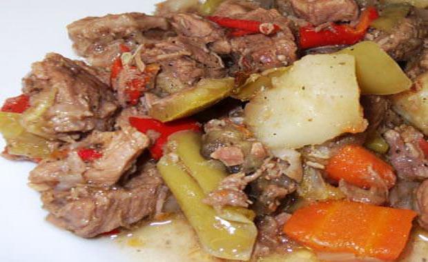 SEBZEL DANA KAPAMA   Etlerin zerine hafife tuz serpip yalanm frn tepsisine dizin. Soanlarn kabuunu soyup piyazlk dorayn. Tuz ve krmz toz biber ekleyip harmanlayn. Karm bonfilelerin zerini kapatacak ekilde yayn. Soanlarn zerine kk kesilmi tereya paralar ekleyin. nceden stlm 180 derece frnda 30-35 dakika piirin.