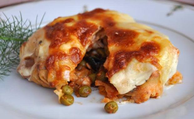 SULTAN KEBABI  Etleri ve 2 parmak geecek kadar su koyup 1 saat halayn. Ayr bir tencereye tereyan ekleyin, soanlar ve halanm etleri ekleyerek renkleri dnene kadar kavurun. Ardndan 1'er dakika arayla patates, havu, bezelye, kabak ve sarmsa ekleyip soteleyin. Salay suyun iinde eritin ve tavaya ilave edin. Tuz, karabiberi de ekleyip sebzeler yumuayncaya kadar piirin ve kenara aln.     Beamel sos iin; ayr bir tavada tereyan eritin, zerine unu ekleyip kavurun, st, tuz, karabiber ve muskat rendesini ekleyip sos kvam aldnda ateten aln. Yufkalarn her bir yapran 4 eit gene bln.     2 gen paray st ste koyup kenarlar dar taacak ekilde ukur bir ksenin iine oturtun, yufkalarn iine hazrladmz i hartan doldurup kenara sarkan paralarla zerini kapatn. Kseleri yaladmz frn kabna ters evirin, zerlerine beamel sos gezdirin ve kaar serpin ve 200 derecede nceden stlm frnda zerleri kzarncaya kadar 20-25 dakika piirin.