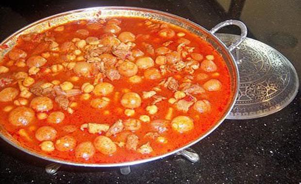 ZLBYE   Et ddklde 20 dk halanr. Tereya bir tencereye alnarak ksk atee koyulur. zerine arpack soanlar eklenerek sotelenir. zerine sala ve kk doranm mantarlar suyunu ekene kadar beklenir. zerine et ve baharatlarda eklenerek 1 ay barda kadarda et suyu eklenerek 10-15 dk kadar daha piirilerek ocaktan alnr. Pirin veya bulgur pilavyla servis edilir.