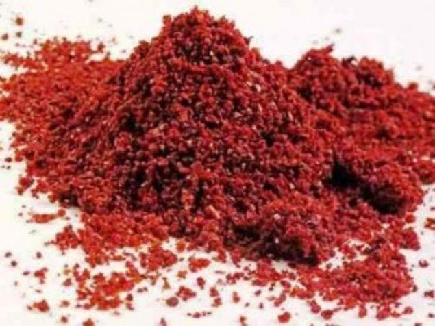 Elbette sumak suyunu bir kez kullanmakla bu faydann elde edilmesi mmkn deildir. Dzenli olarak her sabah ya da akam cilt temizlendikten sonra, kaynatlan sumak suyuna temiz bir pamuk batrlp sivilcelere kompres yaplmas gerekir.