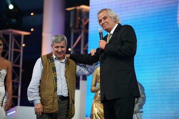 120'ye yakn film ve dizi projesinde yer alan Tark Akan'n yaklak 11 dl bulunuyor. Bu dller ise yle: