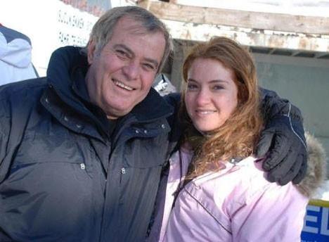 Ardndan 1988 ylnda ikiz olan Yaar zgr ile zlem dnyaya gelmilerdir.