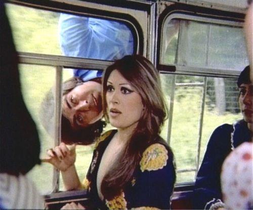 Glen Bubikolu ile oynad her filmde byk baar elde eden Akan'n, 1975 ylnda Bubikolu ile birlikte oynadklar Ah Nerede adl romantik-komedi filmi ile byk baar elde eder.