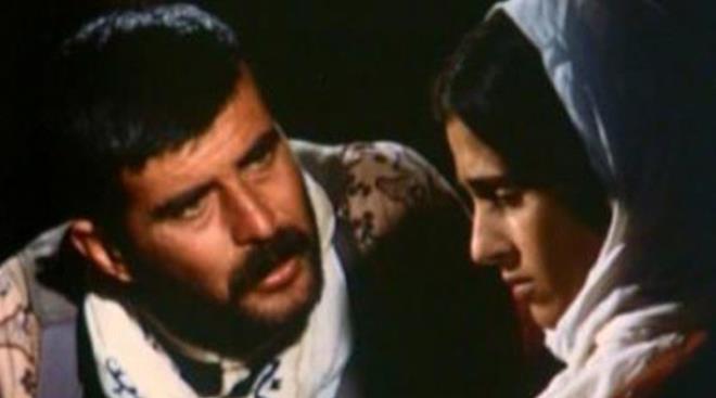 1970'li yllarda oynad filmlerle adndan ska sz ettirmitir. Boyu, giyinii ve sa stili ile 70'li yllara damgasn vurarak Yeilam'n byk jnleri arasna adn yazdrmtr. Yeilam'n "cici ocuu" olarak bilinen Akan, 1977 ylnda Zeki kten'in ynetmenliini stlendii barollerini Melike Demira ve Tuncel Kurtiz ile paylat Sr adl filmde oynamtr.