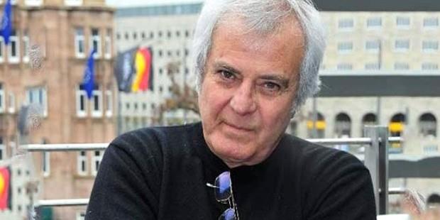 Yazlar frsat bulduunda Bodrum, Akyarlar'da mano kulp yannda tatan bir rum evini restore edip dostlarn da arlad bir yazlk haline getirmitir.