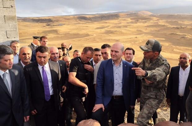 Gkebulak Ky Karaku Tepe mevkiinde korucularn ehit edildii nbet alannda inceleme yapan Bakan Soylu, daha sonra korucularn ailelerinin yaad Gkebulak, Somkaya ve Karakent kylerine gitti.