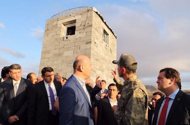 Bakan Soylu'yu Ahmed-i Hani Havaalan&#8217;nda Ar Valisi Musa In, Ak Parti Ar Milletvekili Cesim Gke, kurum amirleri ve partililer karlad.