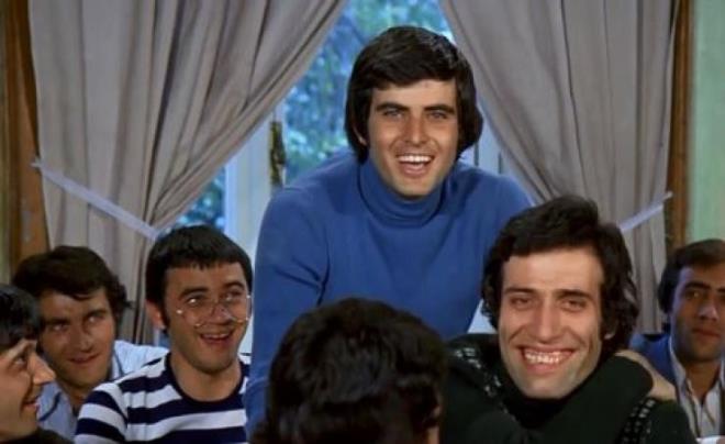 Birlikte alt ustalardan biriydi Kemal Sunal...Tark Akan ve Kemal Sunal ok yakn arkadalard.