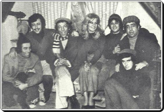 Ayn masada ayn yerde oturuyorduk fakat konumuyorduk birbirimizle. Ama bu geici bir sre iindi bana gre.Kemal ayet yaasayd byle devam etmesine imkn ve ihtimal yoktu. Birbirimize kar verdiimiz bir cezayd.