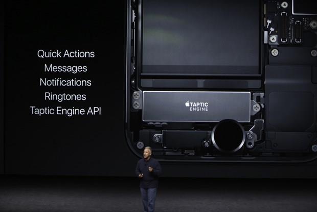 iPhone 7 ve iPhone 7 Plus ile bir devir sona erdi. Apple kasadaki kulaklk giriine bu modelde yer vermedi. Artk kulaklklar lightning giriinden balanacak.