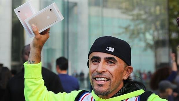 ABD, iPhone 7'ye ilk sahip olan kii olabilmek iin 23 gn boyunca sokakta yaayan adam konuuyor
