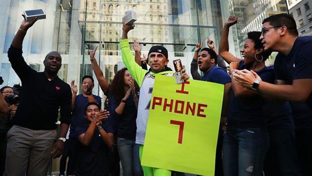 Kullanc ile buluan yeni iPhone modeli yine ilgin haberlerin ortaya kmasna neden oldu.